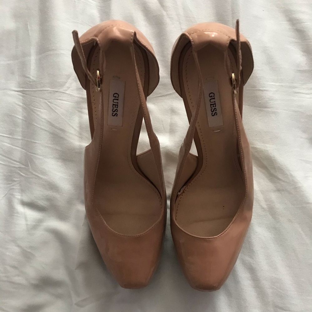 Guess nude patent leather pumps